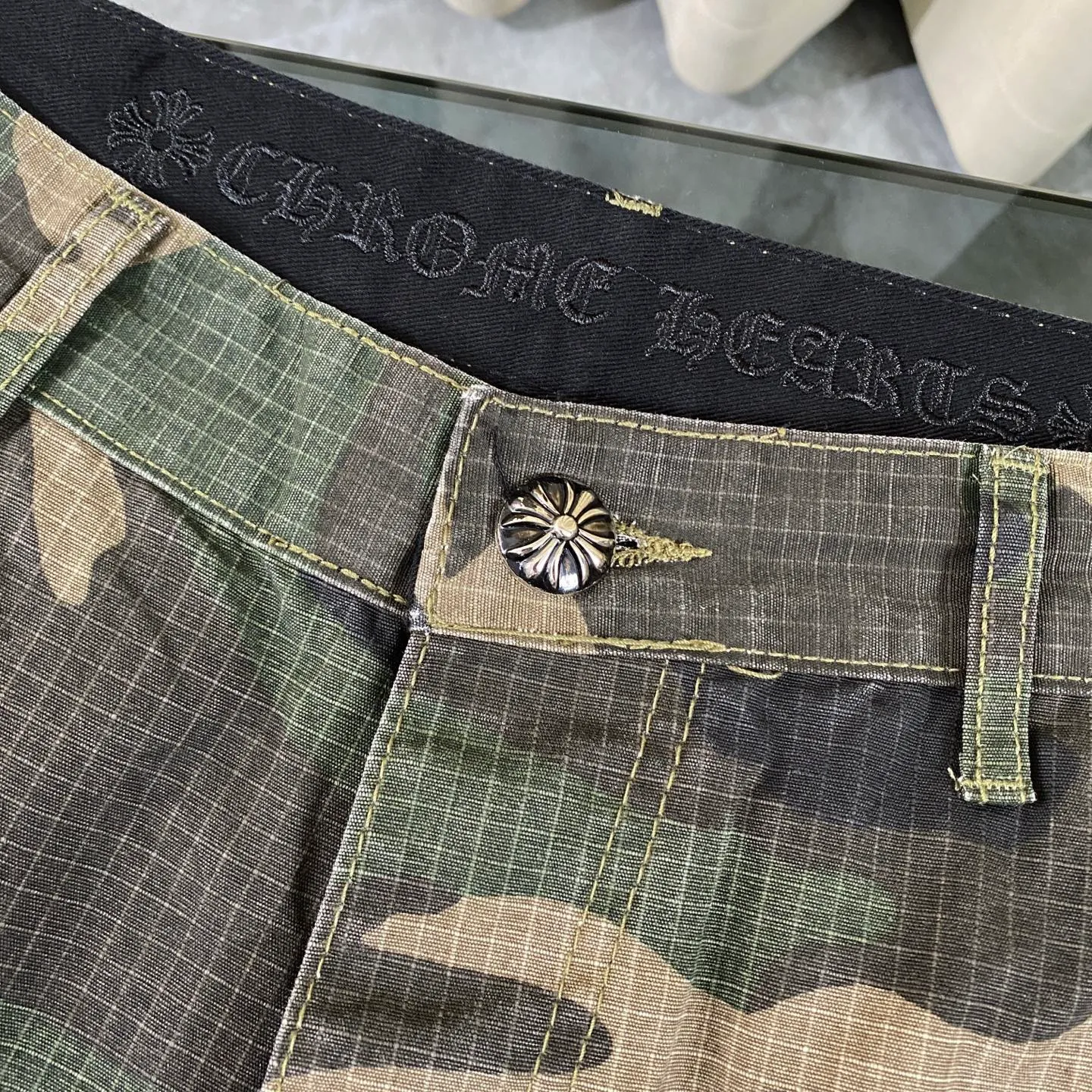 P280 CH Chromehearts camouflage work jeans, priced at 34W level, patchwork cross pattern embellishment, washed jeans! ! An absolutely high-end luxury product, a 1.9W-level god-level single product, a super popular product, made by top heavy industry, a magic weapon that cannot be missed! [About Zangyin] This is an extremely luxurious fashion brand that can also be called the aristocracy of the high street. It has always been an exclusive brand for some hipsters or rich second generations. Compared with ordinary high streets, it is more luxurious and noble. Compared with luxury brands, it is more fashionable and individual. It has always been a brand that I have a special liking for. [Top heavy industry fashion design] Consistently high-street luxury style. Speaking of this style, the Zangyin family and GU family are definitely the leading representative brands. Especially the Zangyin family has really achieved a state-of-the-art effect in creating high-street style. The unique washed material is used to create this style. The color system is already quite eye-catching. After it is decorated with patchwork cross flowers, it cleverly highlights the charm of the brand. Secondly, this style uses classic The high-waist cutting design highlights the long legs and fashionable temperament of the upper body. The brand is highly recognizable and the slim fit configuration is more suitable for daily wear. It is a product that interprets personality, fashion, and specifications at a glance. This single product is enough to make any fan excited. It can be a white T-shirt for a youthful college style, or a tight suspender for a royal style. It has strong matching ability and can be easily controlled by men.  [Materials and craftsmanship] Needless to say, this point goes without saying. As an excellent craftsman brand, Zangyin’s requirements for details and craftsmanship are really perfect. The washed color of this model has gone through so many processes, not to mention the embellishment of denim appliques. It is also purely hand-made and sewn. Just like what they believe in, only hand-made things have soul and have the meaning of wear. A top-notch heavy-duty fashionable denim item, I look forward to your perfect interpretation! !  Color: Camouflage Size: 28-36